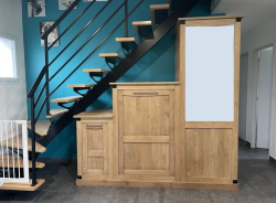 Artisan ébéniste pour créer une table en bois massif  